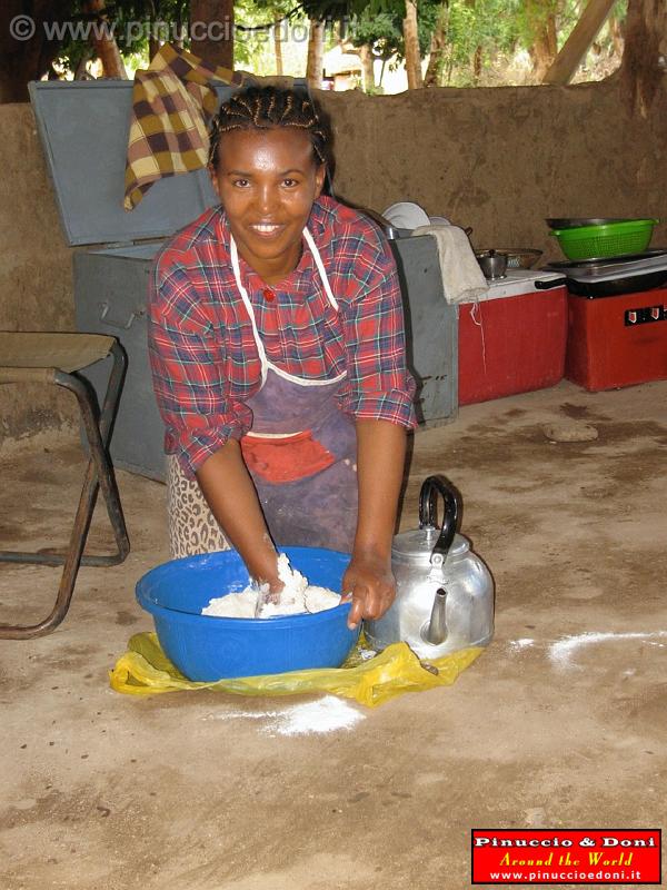 Ethiopia - 796 - Impasto del pane.jpg